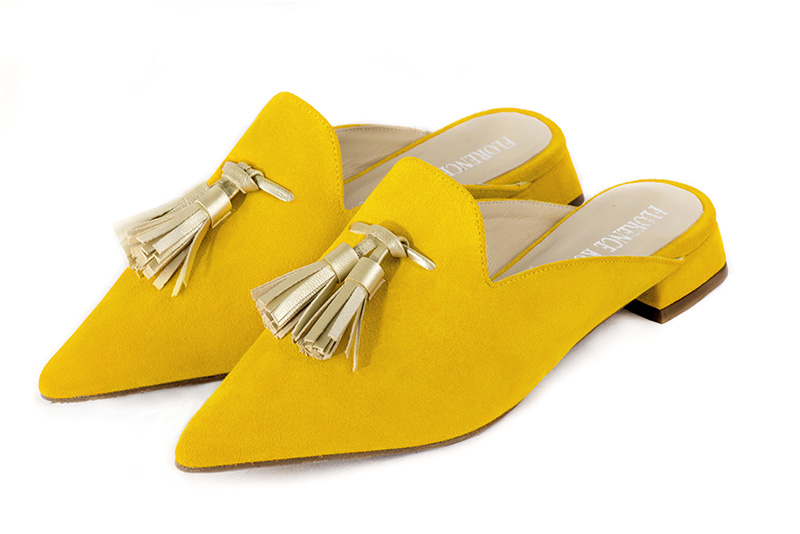 Yellow and gold women's loafer mules. Pointed toe. Flat flare heels. Front view - Florence KOOIJMAN